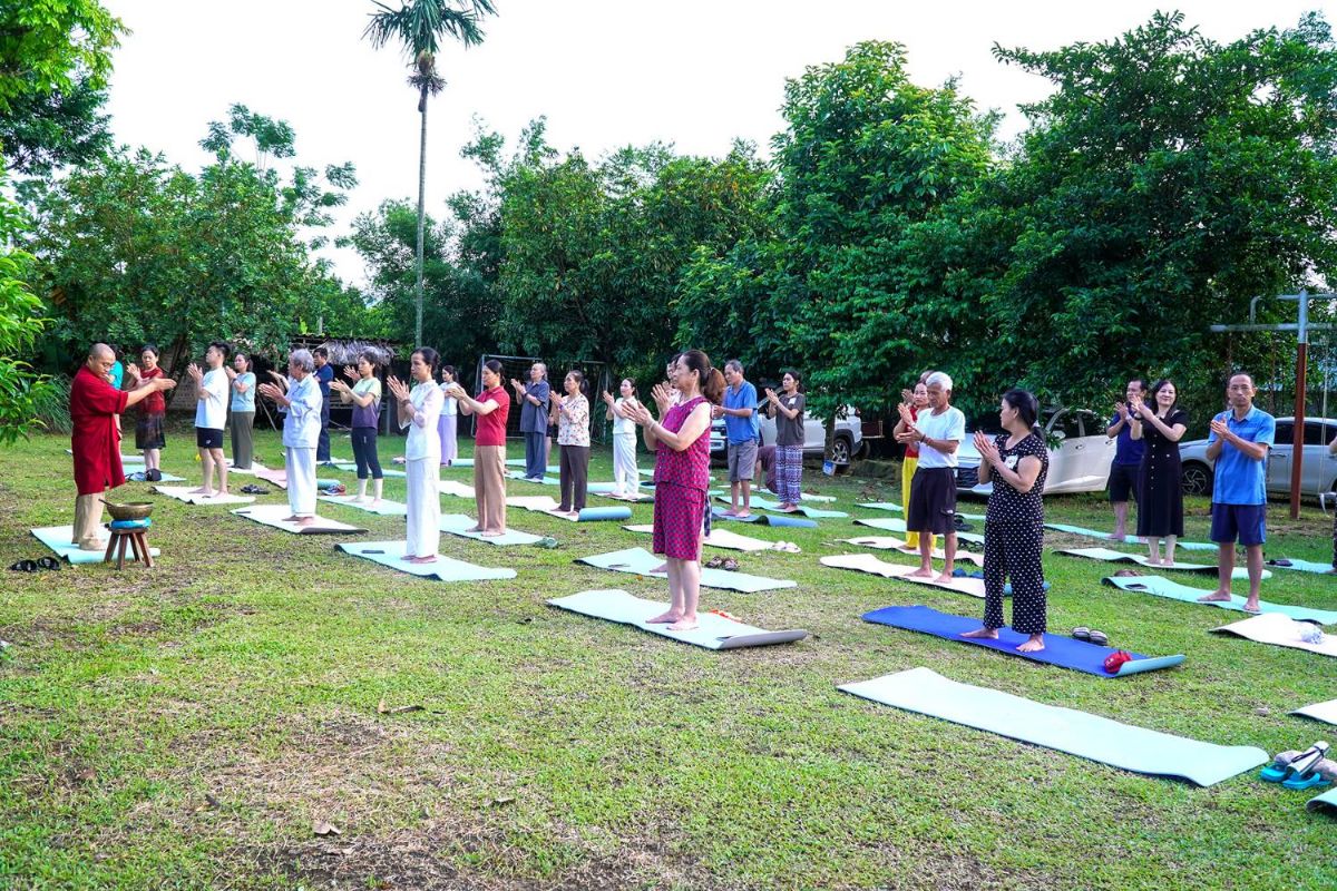 Luyện tập khí công trên bãi cỏ