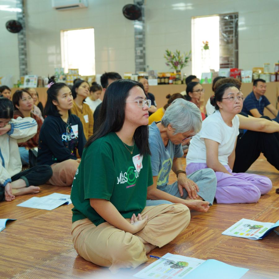Học viên ngồi lắng nghe chia sẻ