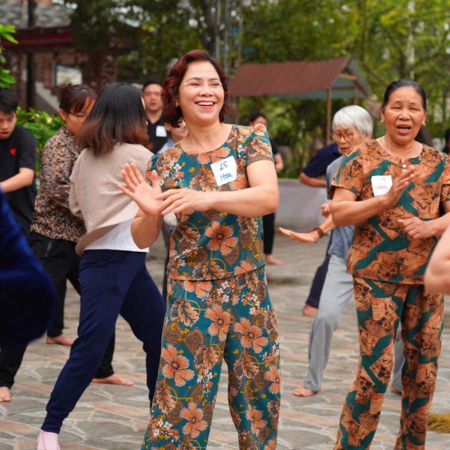 Học viên vui vẻ cùng tập luyện ngoài trời