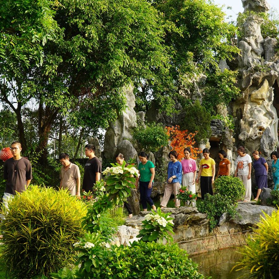 Học viên đi bộ thư giãn giữa vườn cây