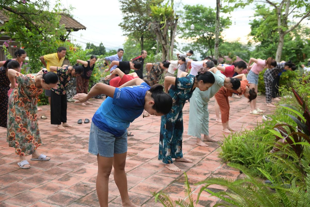 Học viên tập bài vận động trên sân gạch